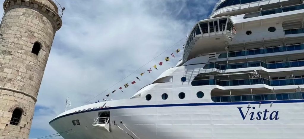 Oceania Vista docking
